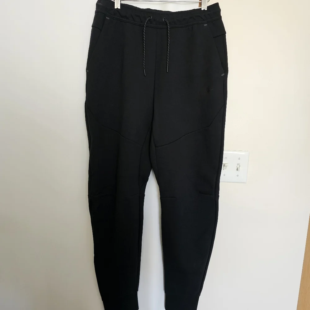 NWT Nike Men Black Slim Fit Size M Taper Leg Regular Length Joggers Sweatpants